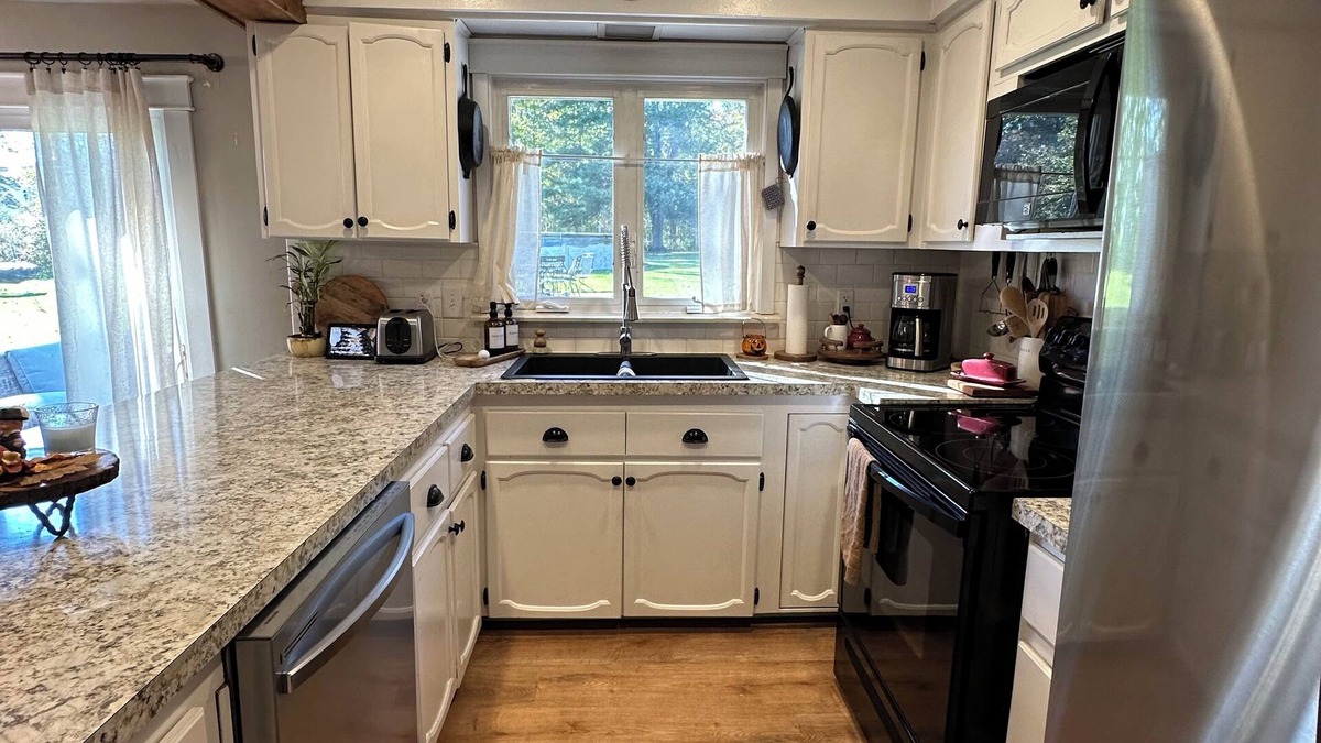 St. Clair House | Charming3bdrm cottage near town saint Clair river 194 close to the airport