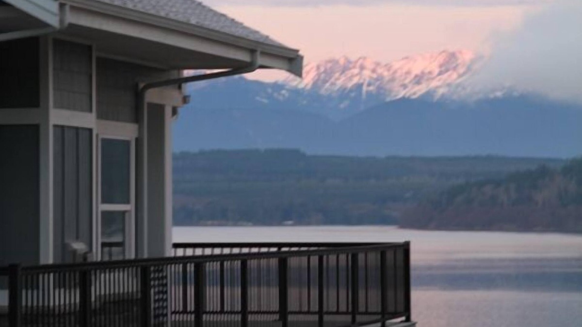 Poulsbo House | Charmingly Elegant High Bank Waterfront Home