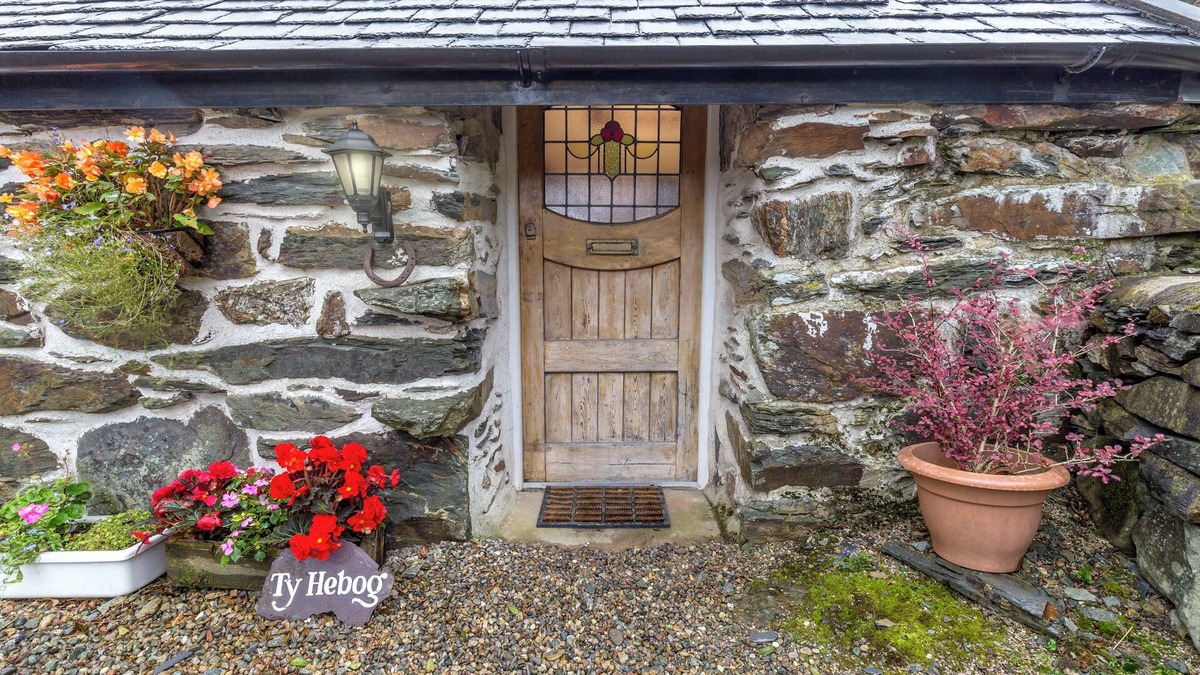 Beddgelert House | Charmingly Restored 17th Century Grade II Listed Barn with Cosy Log Burner