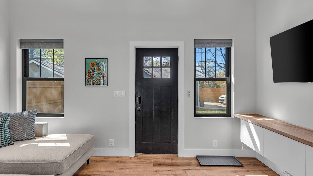 Lawrence Apartment | Charmingly Stylish 1-bed Loft Apt! Wonderful Lawrence Barker neighborhood