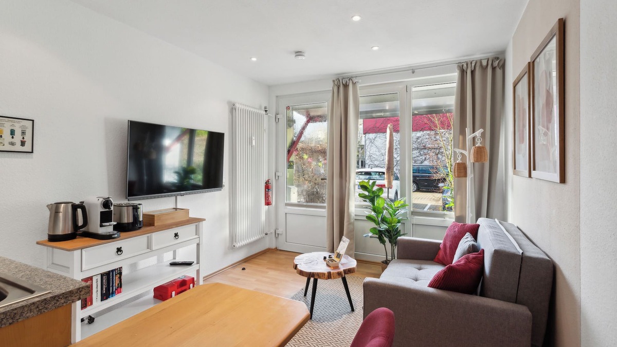 Hamelin Apartment | Charysma: Rosso suite | warm & stylish design | terrace | parking lot