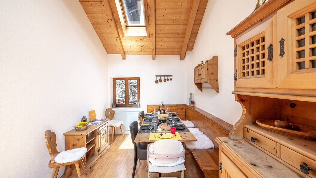 Engadin Scoul Ski Chalet | Chasa Mayer: Central 5 ½-room flat in the historic village centre of Scuol Sura