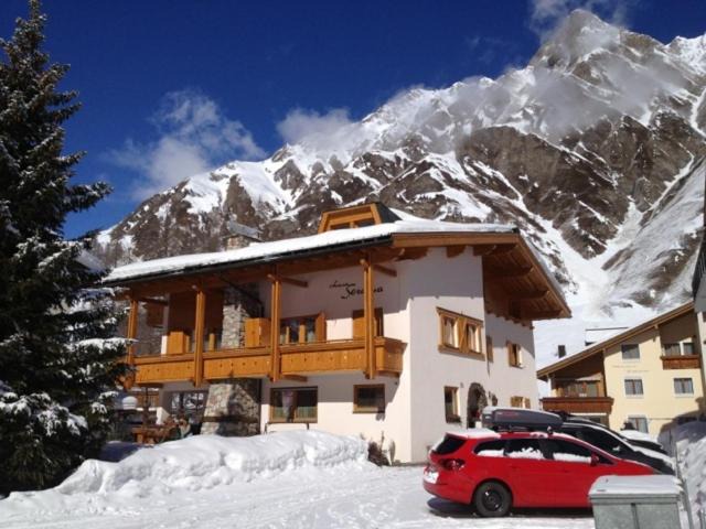 Ravaisch Apartment | Chasa Seraina
