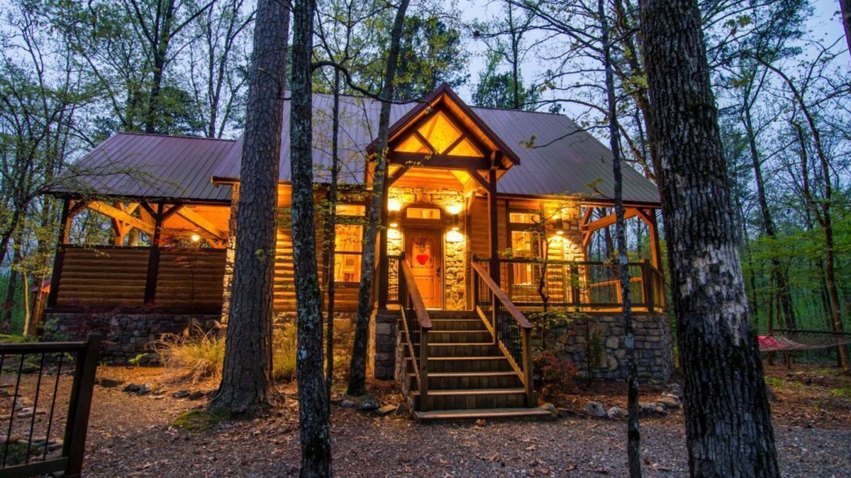 Broken Bow Cabin | Chasing Fireflies is a perfect couple cabin-KING. Pool Table, Hot Tub, Jacuzzi