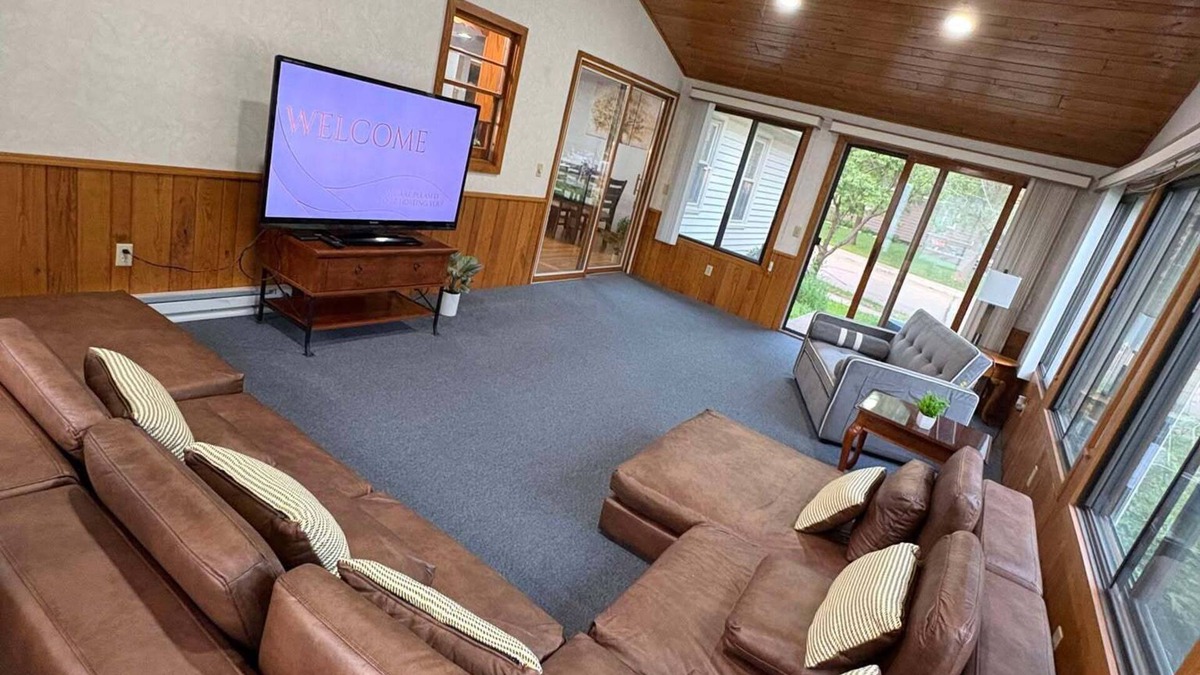 Chaska House | Chaska Retreat with Home Theater Near Ren Fest, and Many Other Attractions