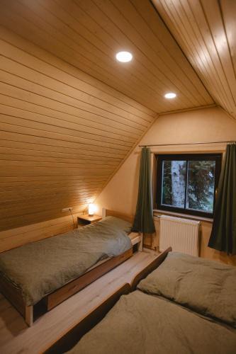 Stiavnicke Bane Ski Chalet | Chata pri 7 jazerách s vyvýšenou terasou