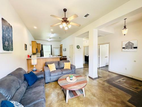 Pine Grove Apartment | Chateau 11