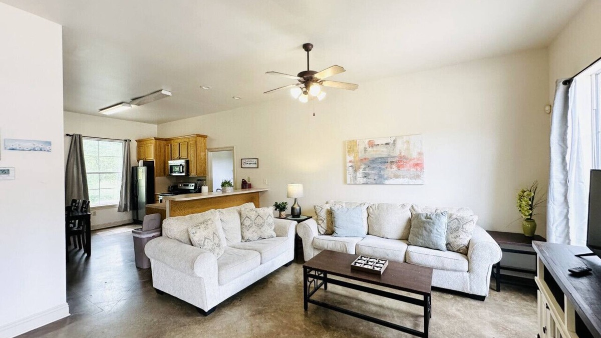 Pine Grove Apartment | Chateau 2, spacious townhouse in Tickfaw, LA