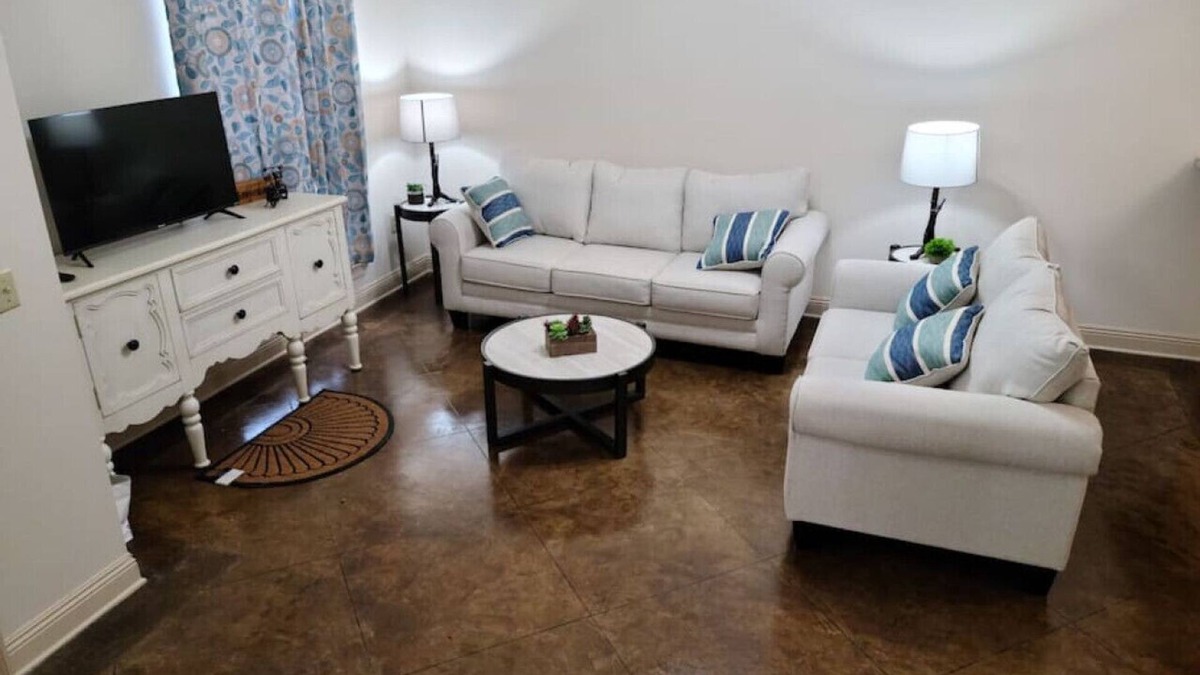 Pine Grove Apartment | Chateau 3, spacious townhouse in Tickfaw, LA