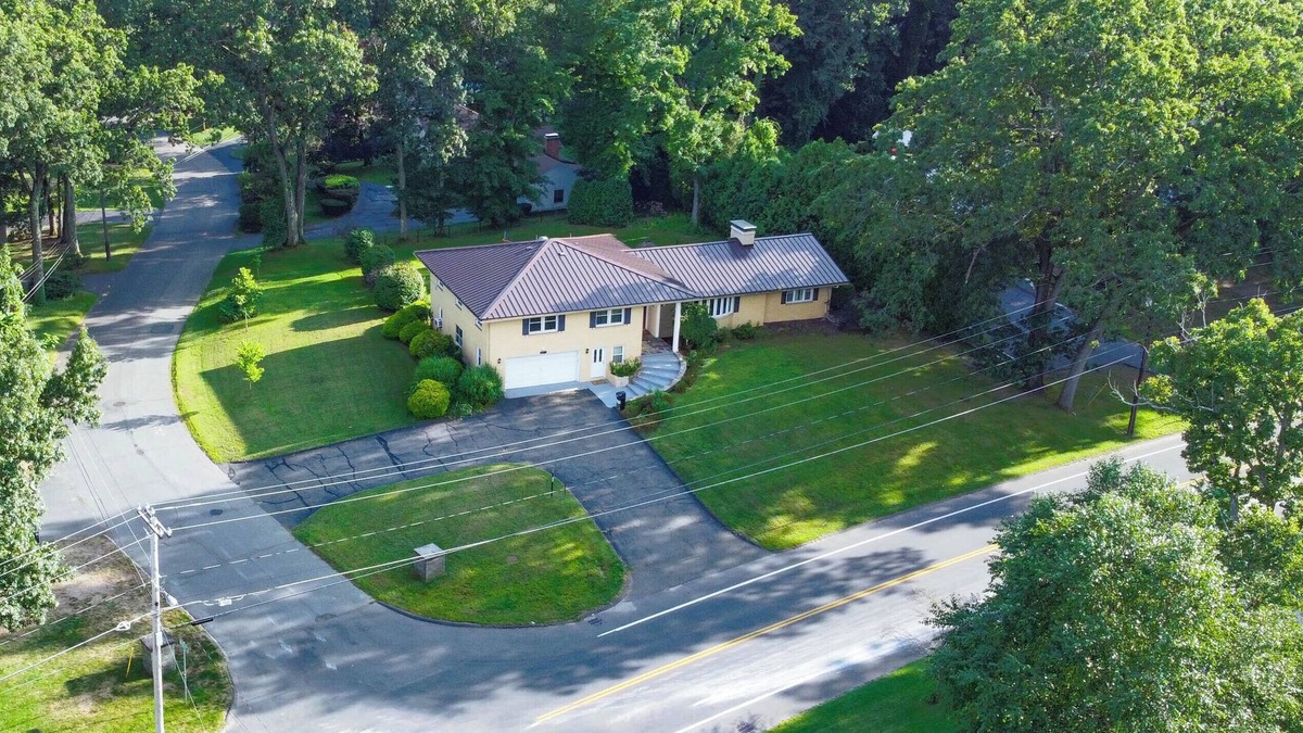 Longmeadow House | Château at Longmeadow, Luxurious Home, 5 min from MGM & Basketball Hall of Fame