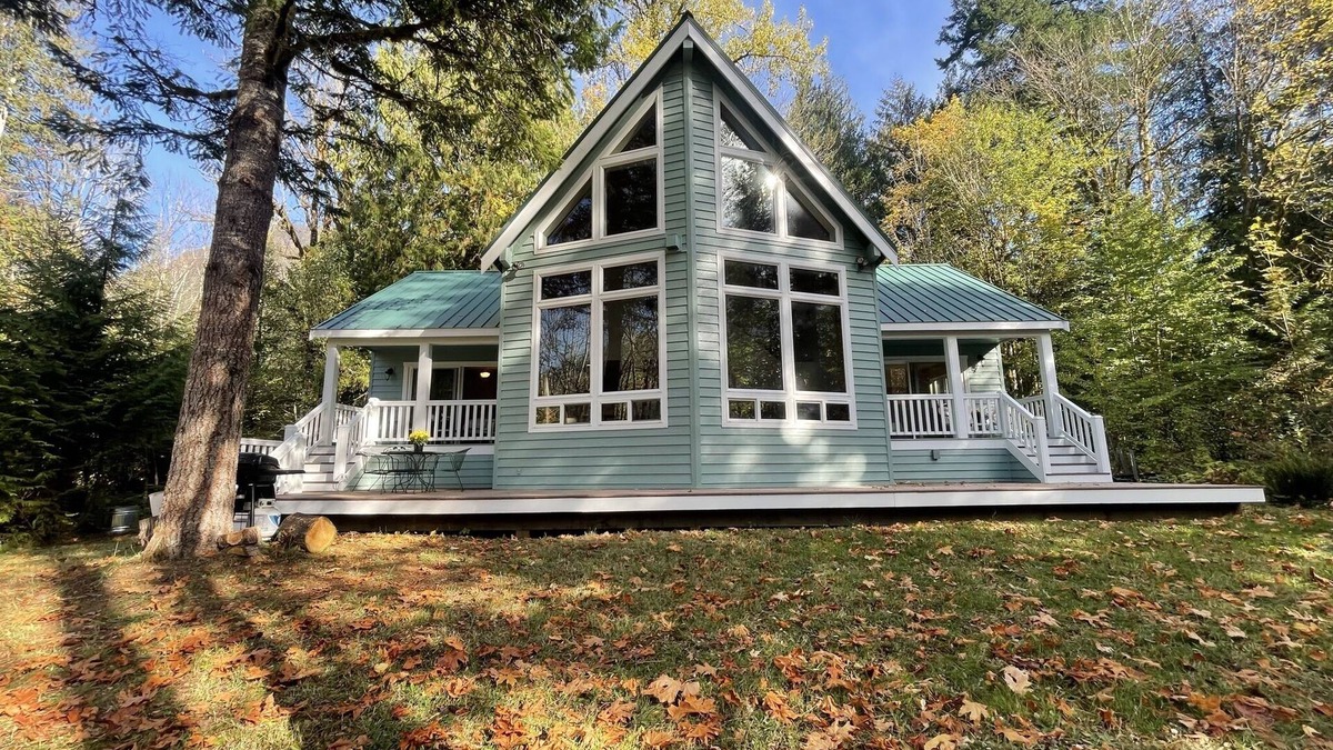 Baring Ski Chalet | Château Baring Riverfront House with hot tub, EV, near Stevens Pass and hiking!