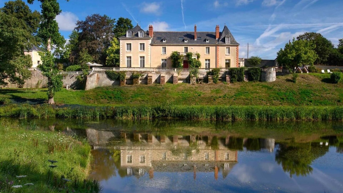 Nazelles-Negron Bed & Breakfast | Chateau de la Huberdiere