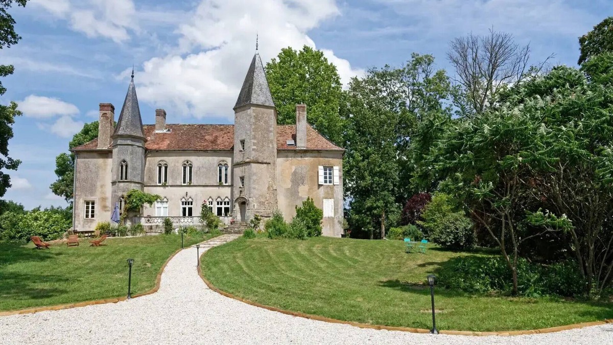 Saint-Forgeot Apartment | Château de Millery, Studio Closer to the Stars