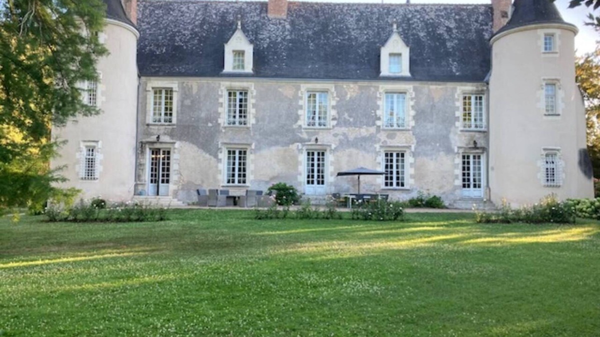 Artannes-sur-Indre House | Château des Archevêques in the heart of a village