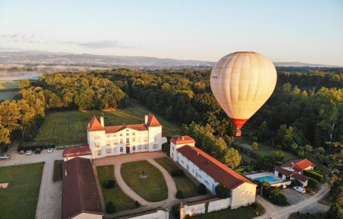 Poncins Bed & Breakfast | Chateau des Perichons