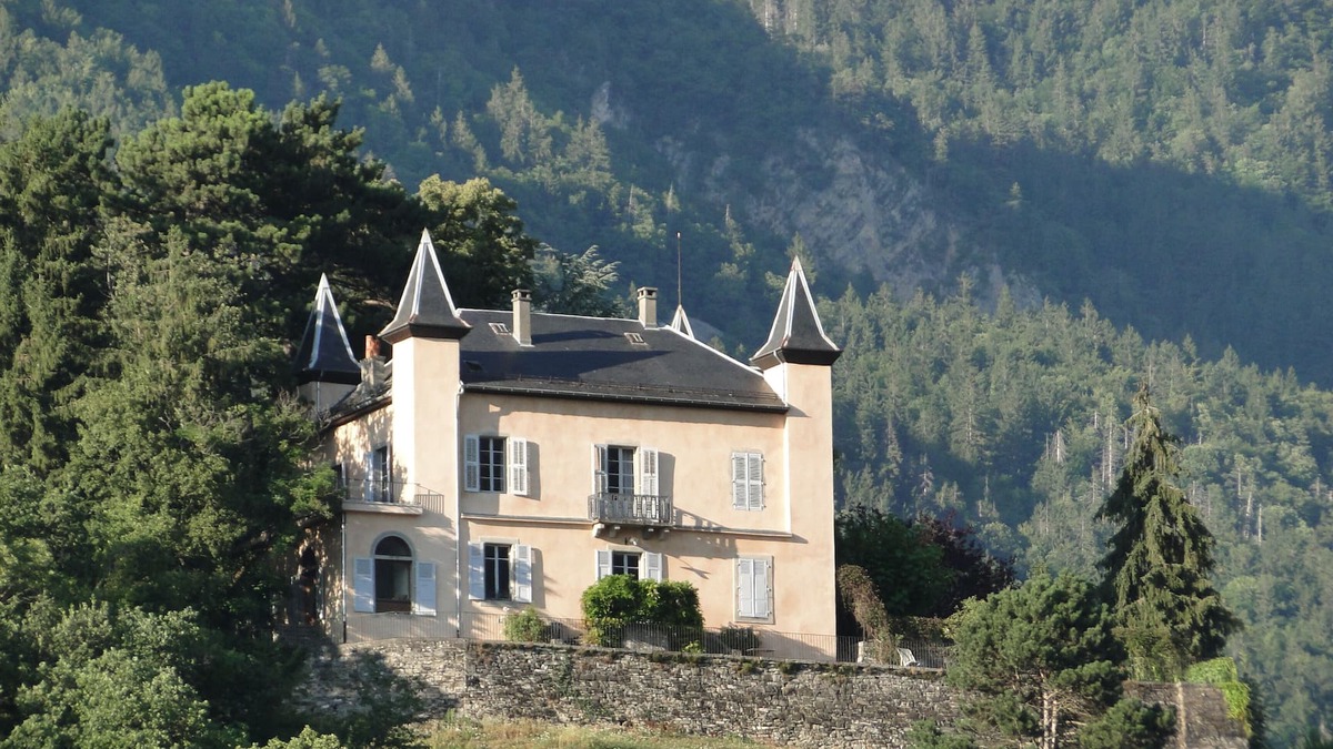 Ayse Other | Château des Tours, panoramic view, the charm of a large family home.