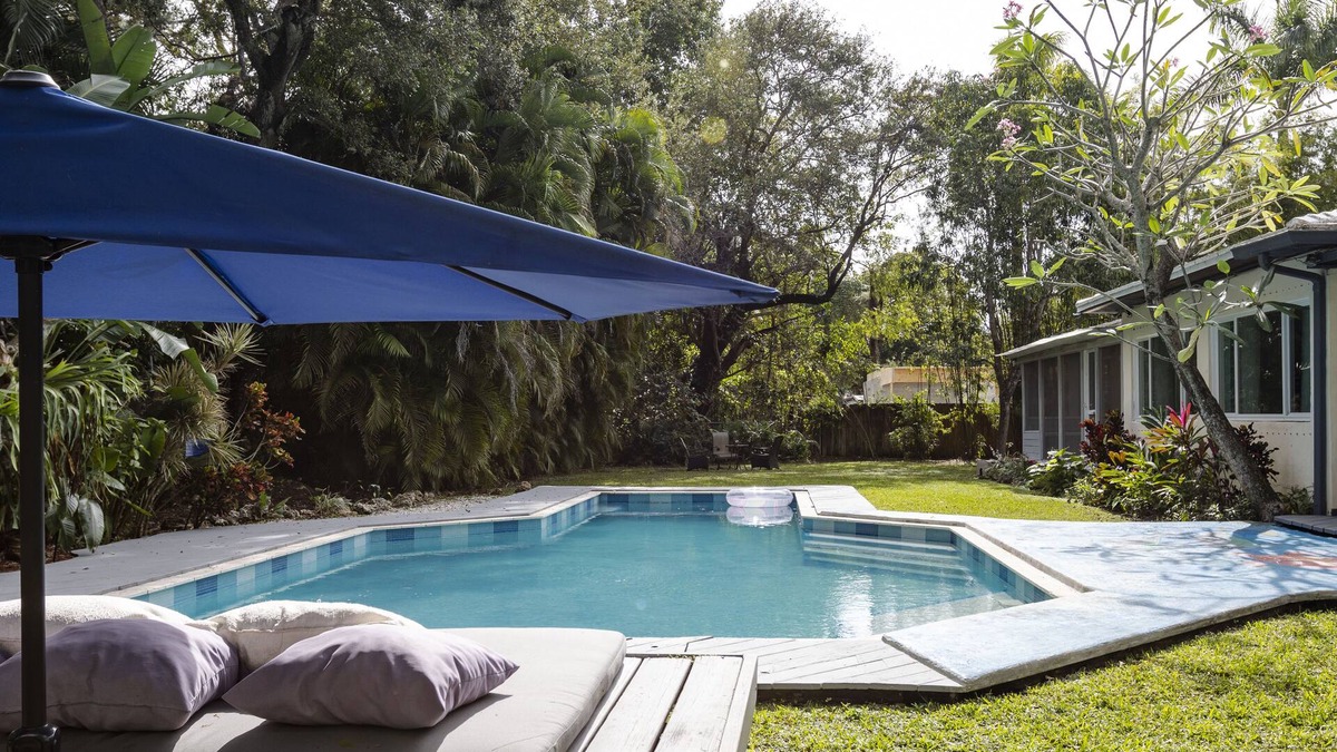 Biscayne Park House | Chateau L'Amour ❤️ Tropical Paradise w/pool & tree house!