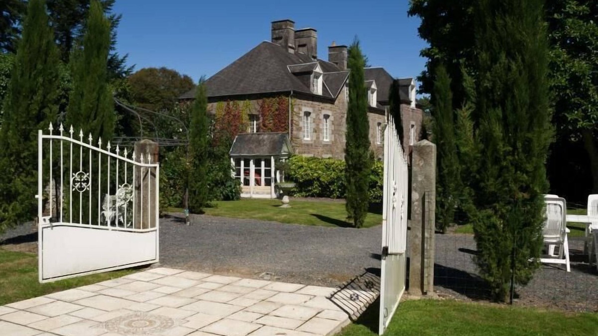 Hambye House | Château next to village Of Hambye, hot tub , outdoors and indoors private pools