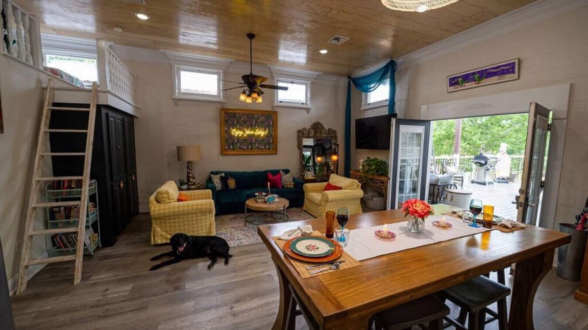New Iberia Cottage | Chateau Royale, 5 STARS Havin Fun On Da Bayou, Downtown, 2BRM-2BATH+LOFT & Huge Deck! Pet Friendly!
