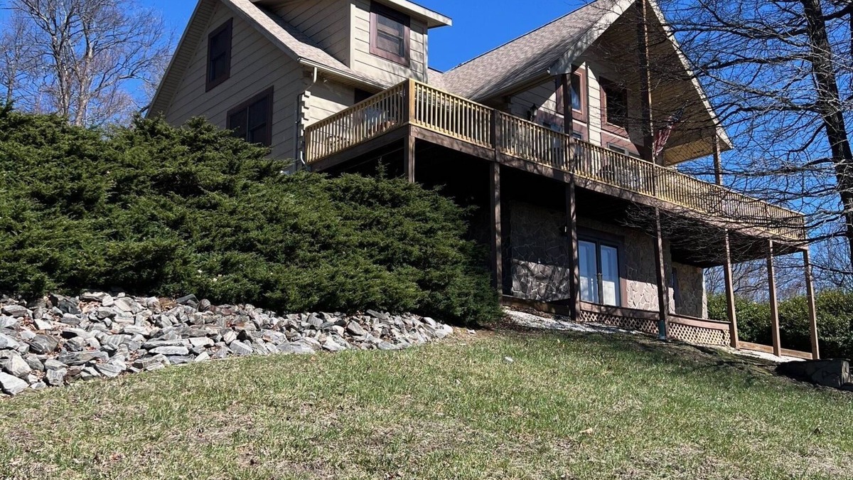 Fancy Gap House | Chateau SMA retreat is located near the Blue Ridge parkway, Fancy Gap, VA.