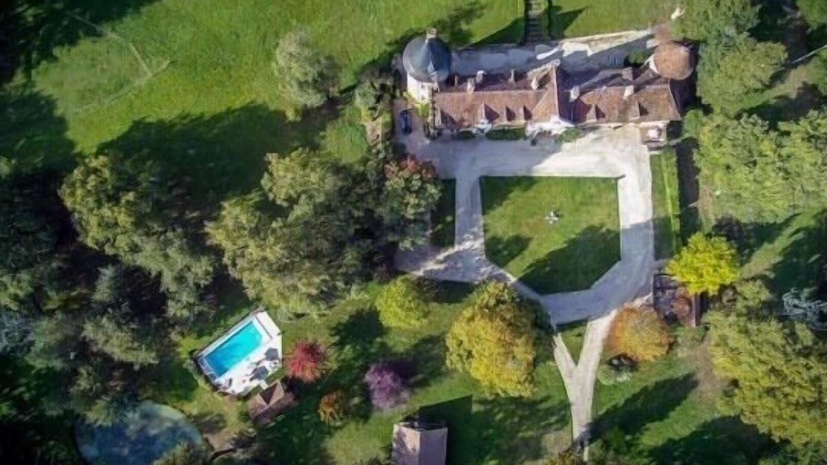 Millancay House | Chateau solognot XV eme siècle tout confort avec piscine et tennis.