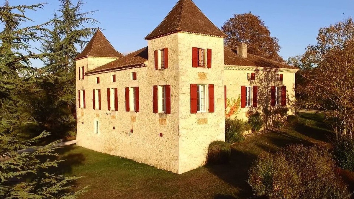 Bourlens House | Château with spectacular view, en-suites, Pool, Tennis, Grand Piano, BBQ, WiFi