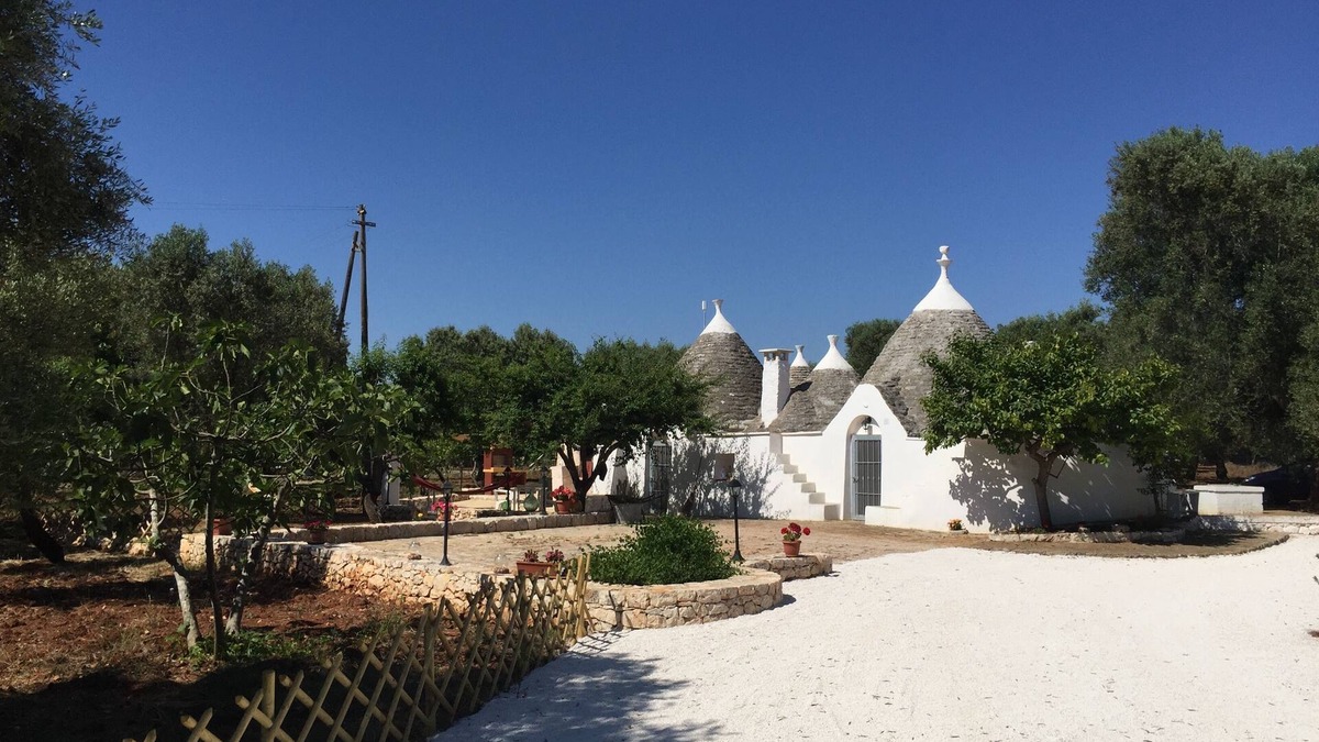 San Michele Salentino House | Chateaux des Trulli Charming and rustic trullo .