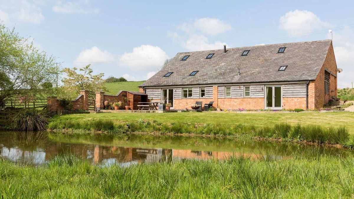 East Norton House | Chater Barn Summary: