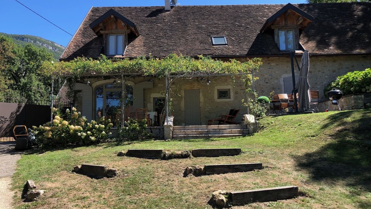 Chindrieux House | CHATILLON FARMS, feet in the water