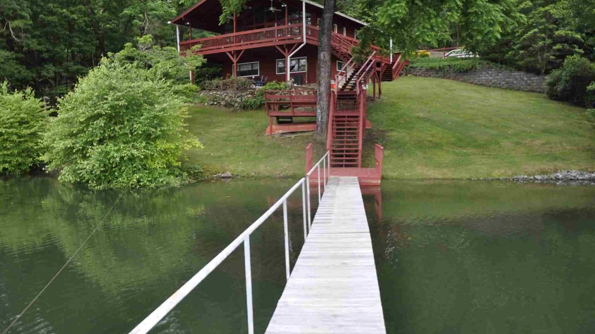 Hiawassee Cabin | CHATUGE FISH IS PARADISE FOR FISHERMEN,WATERSPORTS,DOG FRIENDLY