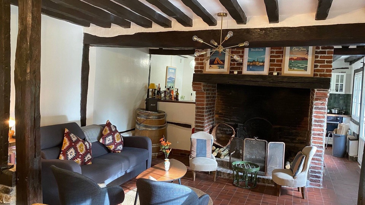 Saint-Gregoire-du-Vievre House | Chaumière Charmante Rénovée en Pleine Campagne