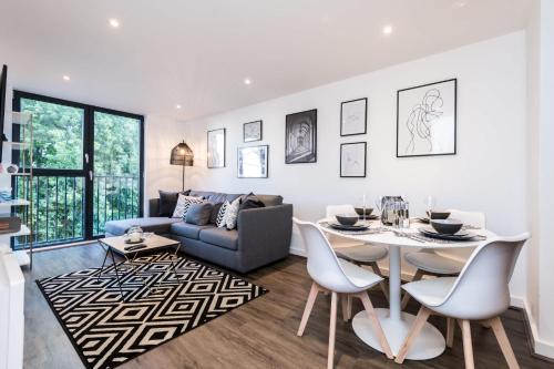 Chinatown Apartment | Chavasse Cove Sleeping 6 Guests With Parking