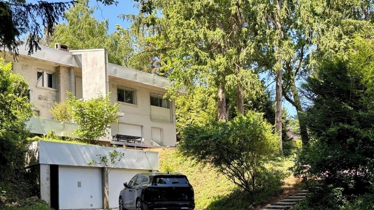 Chavot-Courcourt House | Chavot la Bulle - Modernist-inspired architect-designed house from the 70s
