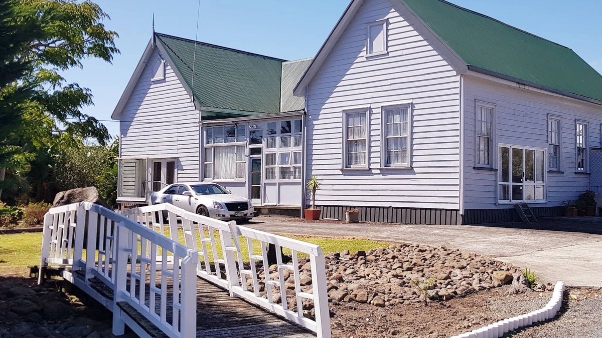 Kaipara District Apartment | Cheap & Cheerful 1-3Bdr roomy Guest-Wing at the 150-yr-old Aratapu School House