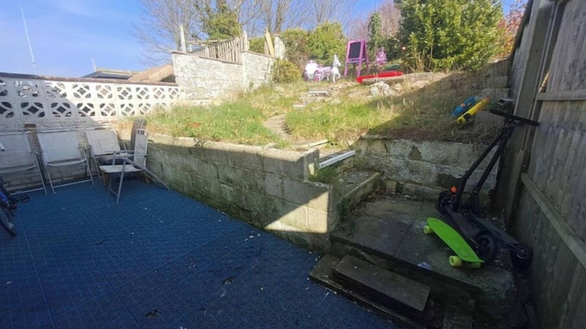 Southwick House | Cheap n' Cheerful Town House with view of Horses.