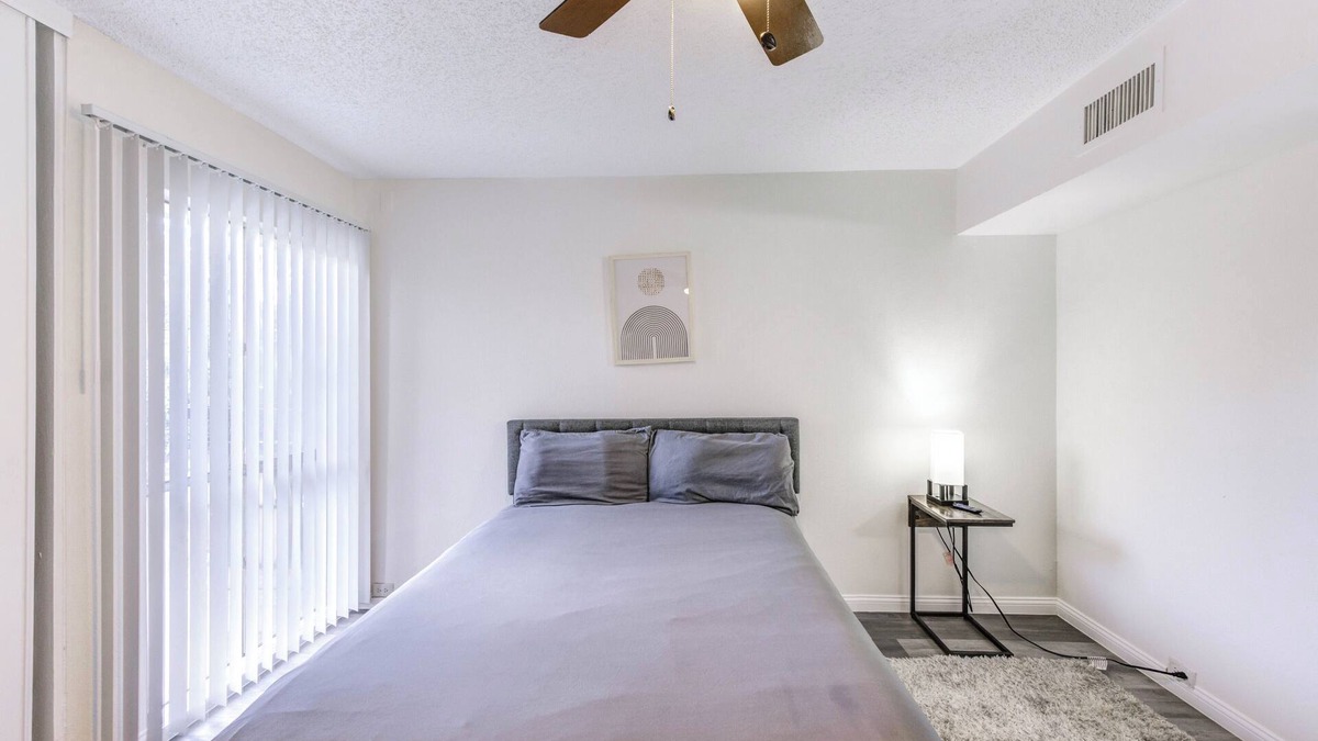 Woodlake - Briar Meadow Apartment | Check-in Ready Modern Apt Free Parking & Free Wi-Fi Near Galleria