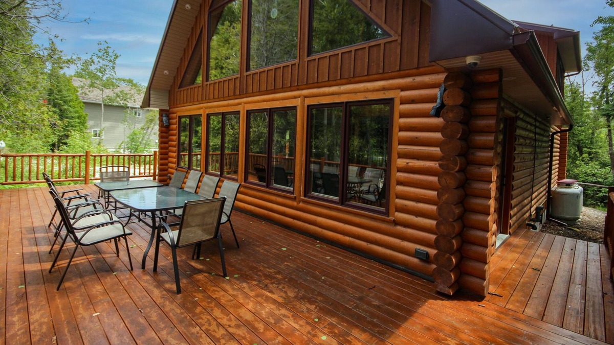 Tobermory Cottage | Check out The Bon Voyage Cottage right near the famous clear water of Tobermory.