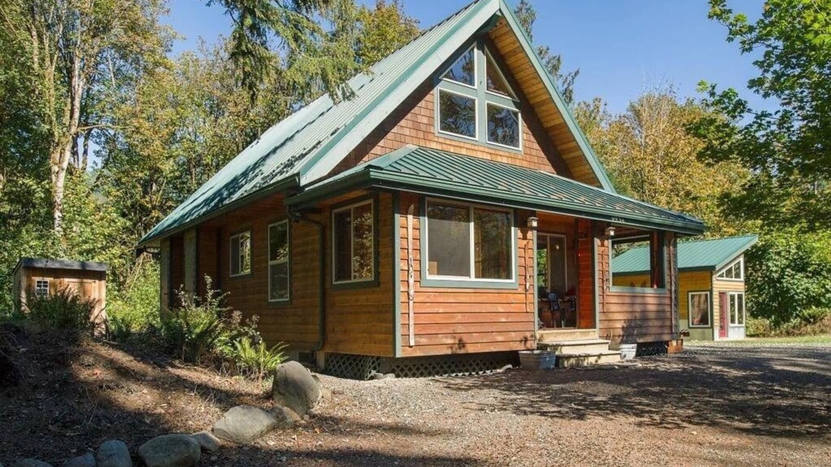 Glacier Cabin | *CHECK OUT THIS AWESOME SECLUDED CABIN + SLEEPER~EASY WALK TO TOWN OF GLACIER