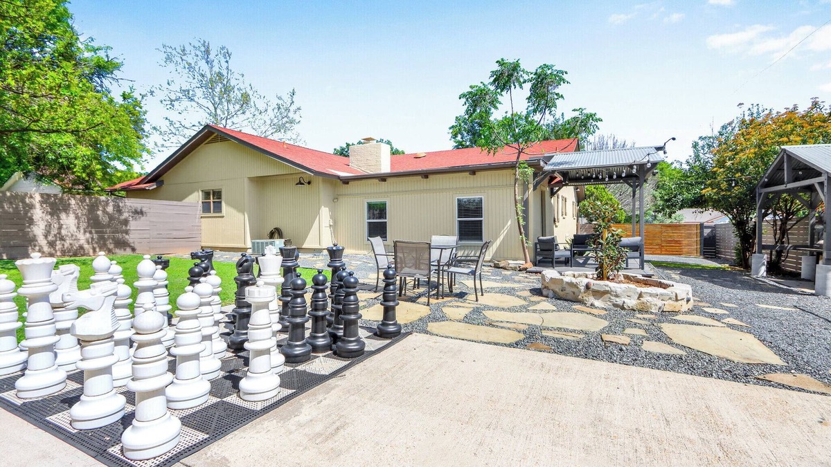 Elgin House | Checkmate and Chill-Inn I Yard Games, Families