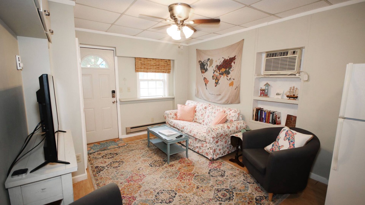 Coloma House | Cheerful 1 bedroom, Close to Beaches, Central Location
