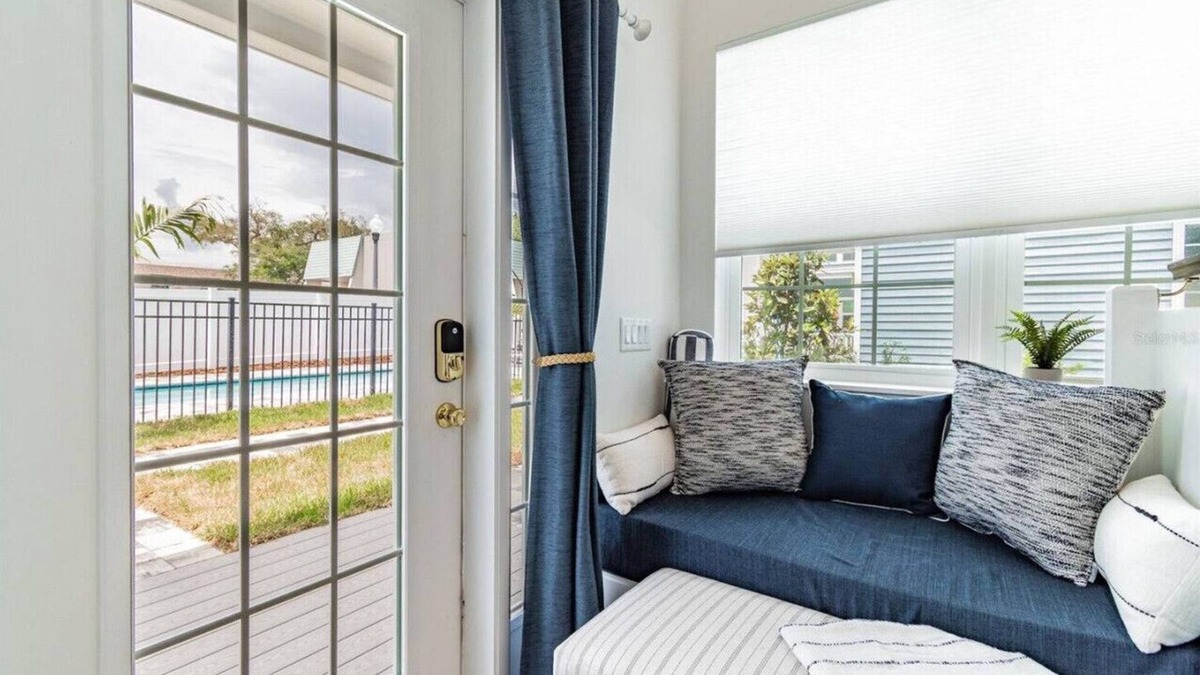 Downtown Dunedin House | Cheerful 1 bedroom tiny house with pool "Sandy"