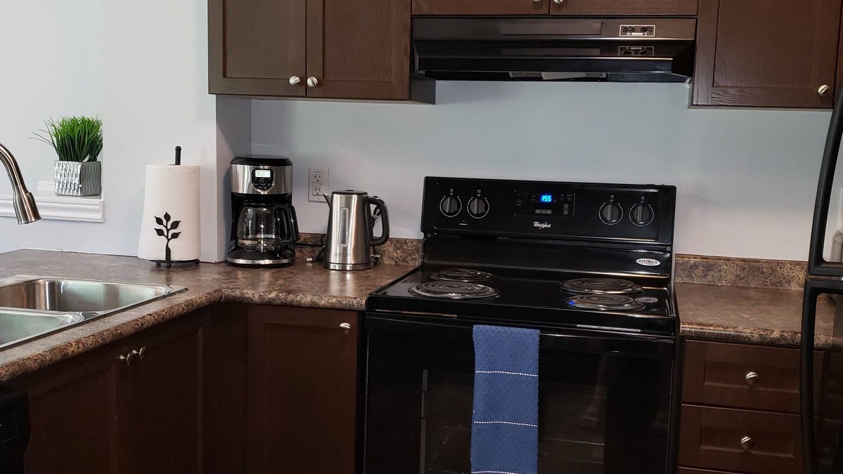 Highland West House | Cheerful 2 Bdrm house, free Netflix, free parking for 2 cars