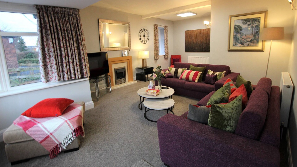 Notton House | Cheerful 2 Bedroom Bungalow with Parking