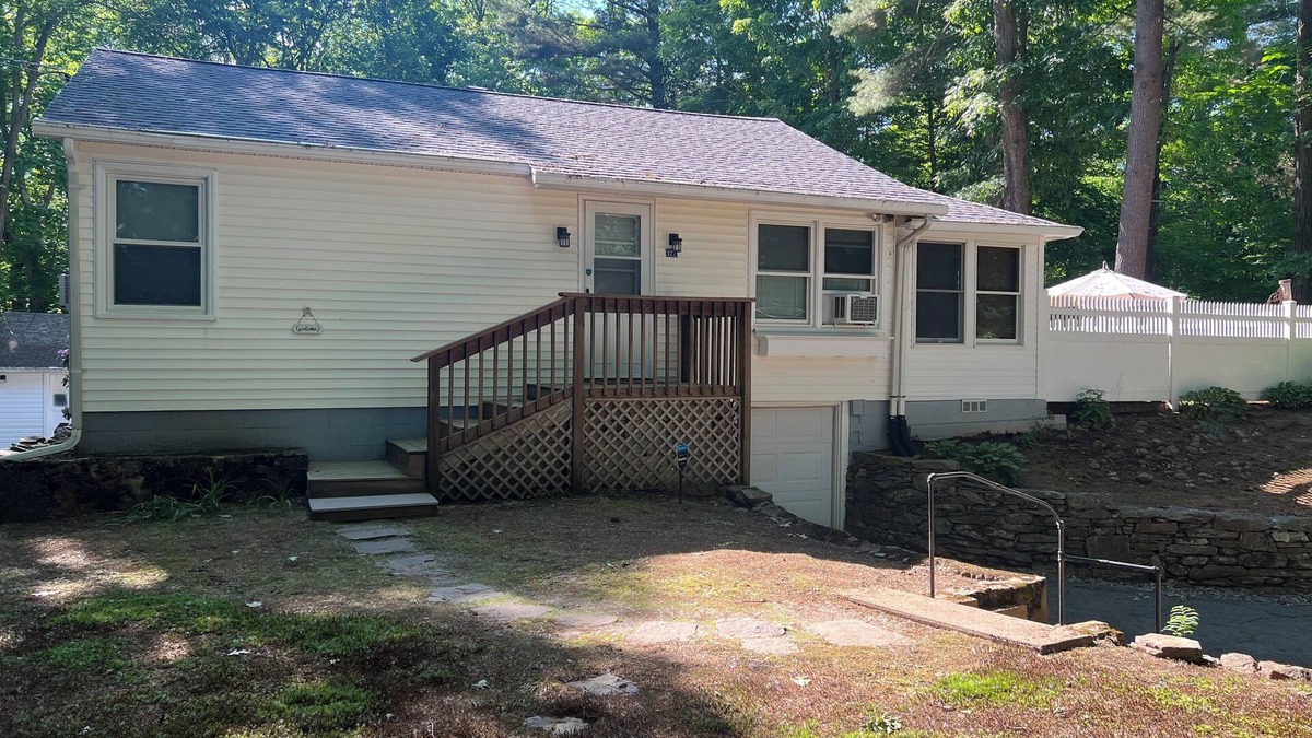 Brimfield Cottage | Cheerful 2 bedroom cottage with lake access close to Sturbridge line