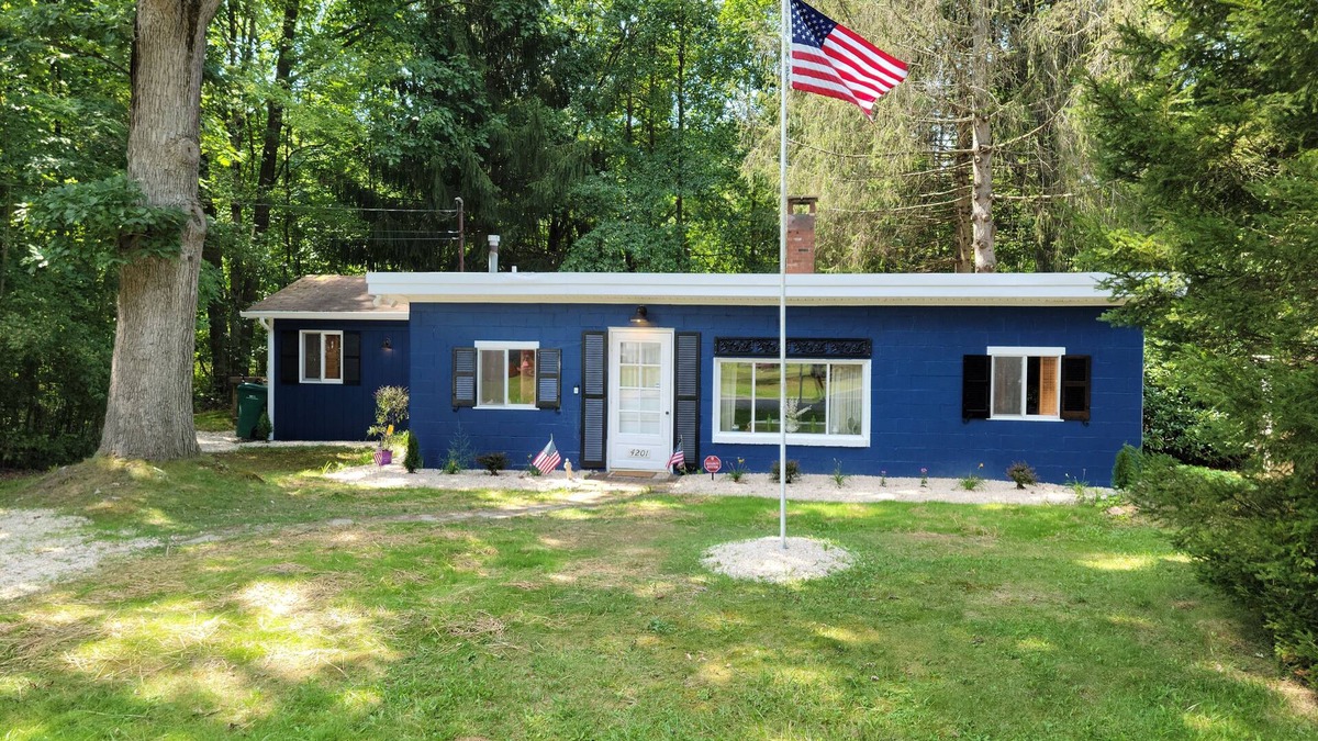Pymatuning South Cottage | Cheerful 2 Bedroom Cottage with Hot Tub near Lake