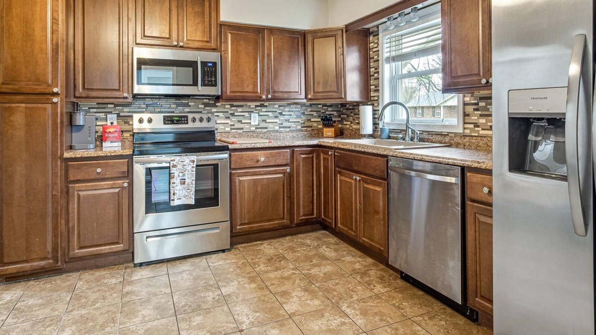 O'Fallon House | Cheerful 2 Bedroom Home with plenty of room!!
