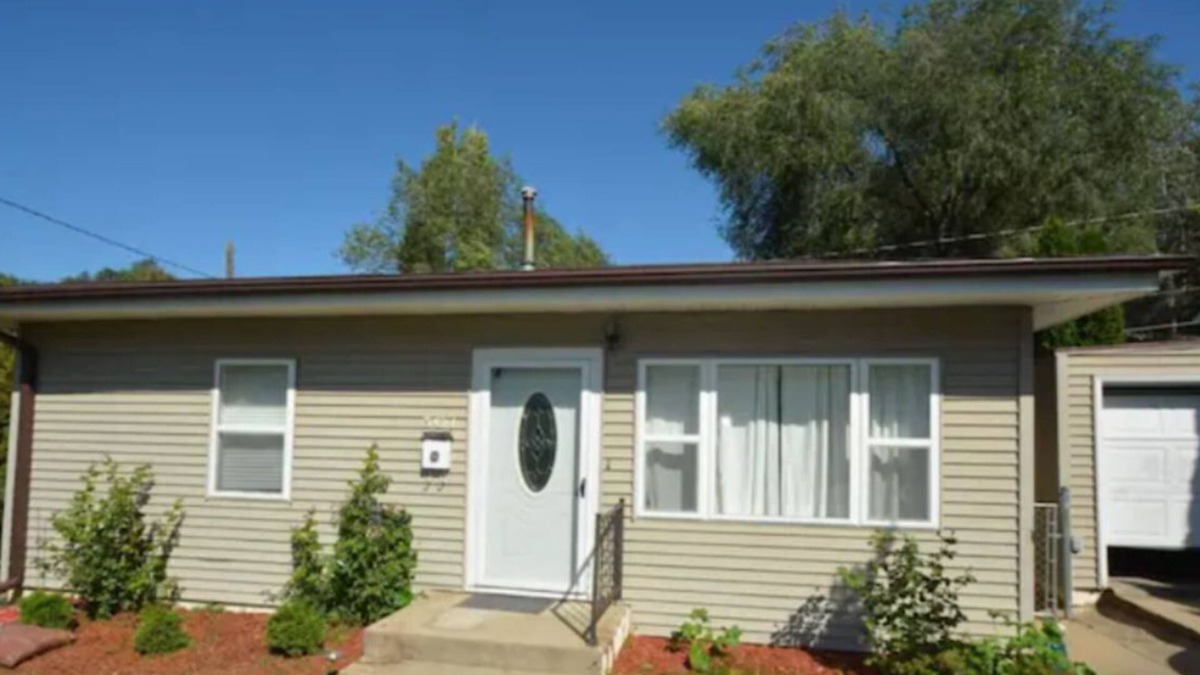 Woodbury County House | Cheerful 2-bedroom Quite Cottage near Hospitals!