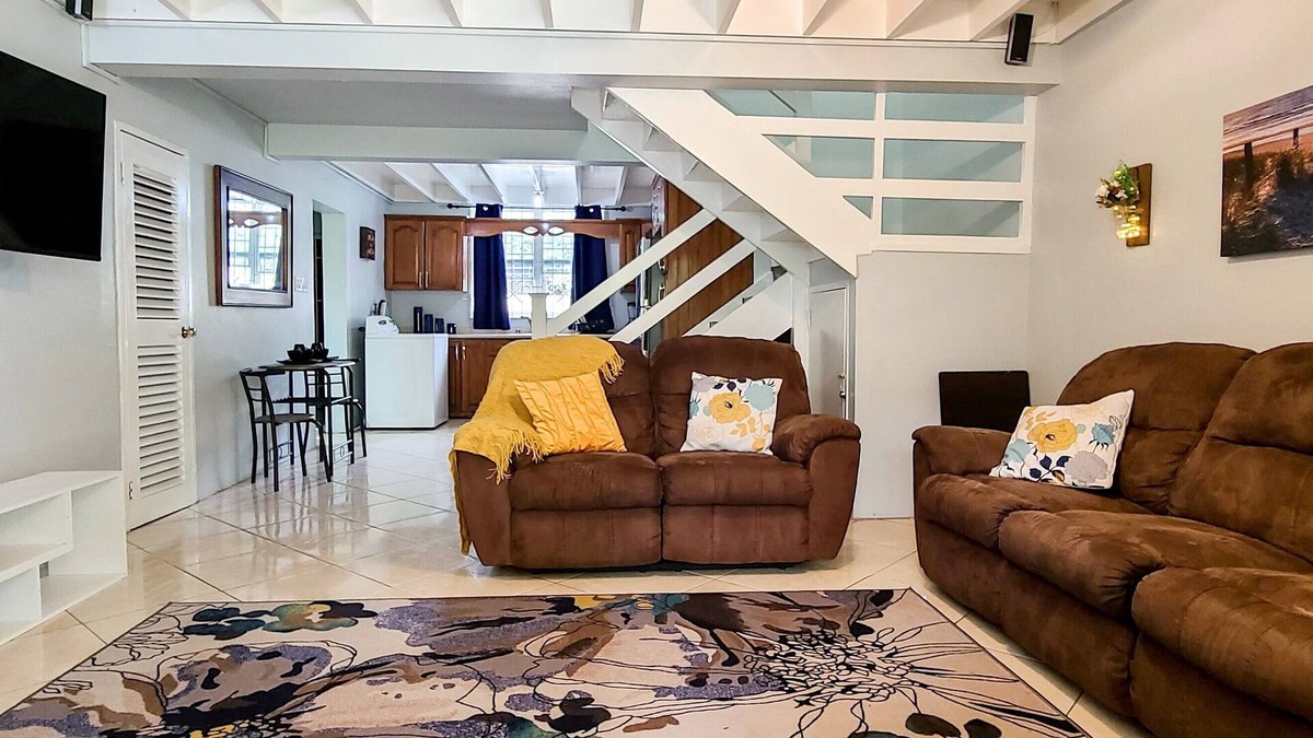 New Kingston House | Cheerful 2 - Bedroom Townhouse with free parking in New Kingston