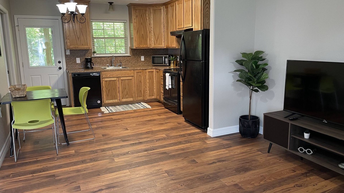 Bridge City House | Cheerful 2 bedroom with Covered Patio