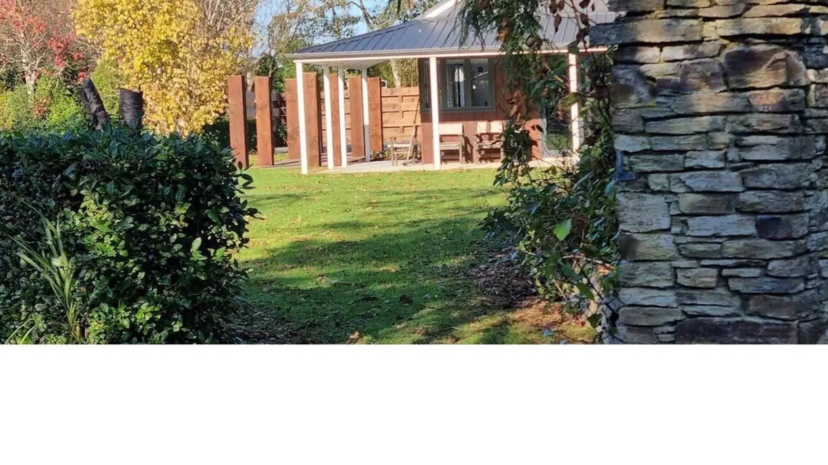 Otatara Villa | Cheerful 2-bedroom villa garden setting near beach